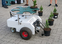 <p>Ein Highlight der letztjährigen Fachausstellung «Baumschultechnik» war die Robotertechnik. Was sich im Pflanzenbau unter Glas bereits etabliert hat,…</p>