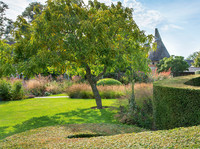 <p>Weder Sonnensegel, Sonnenschirme noch Schattierungen können den kühlen Schatten unter Gehölzen ersetzen. Für Hausgärten gibt es zahlreiche Arten und…</p>