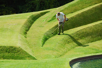 <p>Jeder, der gerne im Garten arbeitet, weiss um das Gefühl der Zufriedenheit, das sich beim Anblick der frisch gemähten Rasenfläche, des vom Unkraut…</p>