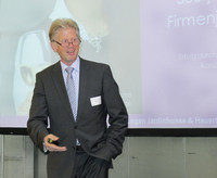 <p>«Man kann nicht in die Zukunft sehen, aber Szenarien skizzieren.» Das erklärte Joseph Poffet zum Auftakt der Fachtagung Zierpflanzenproduktion von…</p>