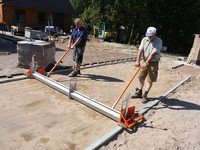 <p>Maurerschnur und Messlatte waren gestern. Zur Herstellung eines Splittbettes für ein kleinflächiges Betonsteinpflaster oder einen Plattenbelag gibt es…</p>