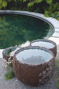 <p>Auf Terrassen und Dachterrassen ist die Kultur von Pflanzen nur in Gefässen möglich. Je grösser diese sind, umso eindrucksvoller das Statement, das…</p>