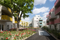 <p>Nachhaltig, ressourcenschonend und sehr individuell: In Wien ist ein bemerkenswertes Wohnungsbauprojekt entstanden. Die Freiraumgestaltung in der…</p>