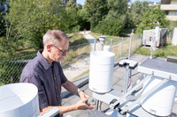 <p>In der Schweiz gelangen jährlich rund 219 Tonnen Mikroplastik aus der Atmosphäre auf die Erdoberfläche. Rund 78 Tonnen davon gelangen auf…</p>