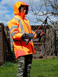 <p>Bei Arbeiten im öffentlichen Raum reicht die normale Arbeitsschutzbekleidung nicht aus. Gerade im Bereich vom Strassenbegleitgrün ist das…</p>