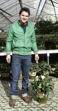 <p>Eine Produktionssteigerung von 100 auf 100 000 Helleborus – das ist die Erfolgsgeschichte des 26-jährigen Daniel Willi. Fasziniert von den Christrosen…</p>