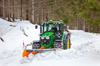 <p>Wenn beim Winterdienst auf Strassen und Wegen mit wechselnden Geschwindigkeiten gefahren werden muss, sind Traktoren mit stufenlos regelbarem…</p>