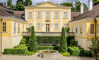 <p>Die Besitzerfamilien von Schloss Grosspertholz entschieden sich 2015 für eine Sanierung des Schlosshofes, bei der vorrangig der gärtnerische Bestand…</p>
