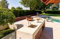 <p>Grosszügig und modern – so präsentiert sich dieser Wohngarten, ohne den Aspekt der Wohnlichkeit zu verlieren. Er besteht aus einem dem Büro…</p>