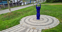Trinkbrunnen bewässert auch Bäume in der Grünanlage <p>Das Bezirksamt Spandau und die Berliner Wasserbetriebe starteten vor Kurzem ein Pilotprojekt an der Hermann-Oxfort-Promenade, direkt an der Havel.…</p>