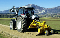 <p>Mit einem Traktor und den passenden Anbaugeräten lassen sich verschlissene Schotterwege wieder funk­tionsfähig und für höhere Belastungen stark…</p>