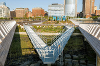 <p>Vier Jahre wurde geplant und gebaut, nun wurde er eröffnet. Die Rede&nbsp;ist vom Pier 26 am Hudson River in New York. Was macht diesen Pier<br> so besonders?</p>