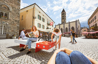 E-Lounge – Sitzbank mit Ladestation <p>Creabeton Matériaux und Repower haben gemeinsam die Multifunktionsbank E-Lounge weiterentwickelt.</p>
