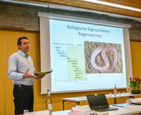 <p>Boden ist ein kostbares, wenn nicht sogar das kostbarste Gut im Garten- und Landschaftsbau. Für diesen «wichtigen Dienstleister» organisierte…</p>