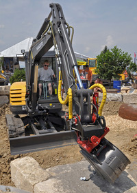 <p>Mauern, Terrassen und </p><p>Geländestufen aus Naturstein errichten viele Fahrer von Mobil- und Kettenbaggern heute noch mit klassischen Anbaugeräten.…</p>