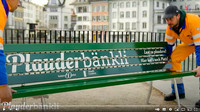 «Lust zu plaudern? Hier hat’s noch Platz!» <p>30 rote und grüne Sitzbänke in verschiedenen Quartieren der Stadt Luzern sind neu auch «Plauderbänkli». Mit der Aufschrift: «Lust zu plaudern? Hier…</p>