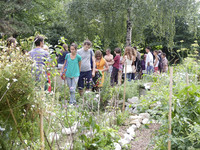 Die Permakultur wird populär <p>Was in der Schweiz bisher vor allem Landwirtinnen interessierte, hält Einzug in unsere Städte. In Basel sind der Gemeinschaftsgarten Landhof, die…</p>
