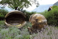 <p>In der Werkstatt von Thomas Rösler entstehen einzigartige Landschaftsobjekte aus Eiche, die mit gängigen Holzbearbeitungsregeln brechen. Meterlang,…</p>