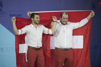 <p>Die Landschaftsgärtner Nils Bucher, Sarnen, und Benjamin Räber, Herlisberg, holen an den World Skills 2017 in Abu Dhabi die Silbermedaille.</p>