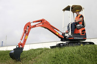 <p>Mini- und Kompaktbagger werden mit Standardheck oder mit Kurzheck gefertigt. Viele Hersteller führen beide Bauweisen parallel in ihren Programmen.…</p>