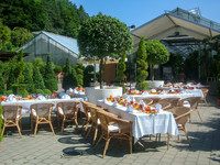 <p>Etwas Besonderes soll es sein. Wer Feste feiert, einen Anlass veranstaltet oder heiratet, will seinen Gästen ein unvergessliches Erlebnis bieten.…</p>