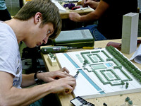 <p>Studierende der Hochschule Karlsruhe haben im Fach Freiraumplanung «Ikonen der Gartenarchitektur» in masstabsgetreuen Modellen dargestellt. Durch…</p>