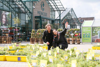 <p>Das Gartencenter Mencke in Sprockhövel/Wuppertal und der Erdenspezialist Patzer Erden warben am 20. April 2023 mit dem Naturkunstwerk «beedabei NATUR…</p>
