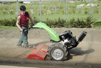 <p>Die legendären Einachs-­Geräteträger sind wichtige Leistungsträger bei der ­Bodenvorbereitung. Hoch motorisierte hydrostatische Modelle mit…</p>