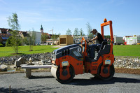 <p>Kompakt gebaut, schlank und spielend auf einem Tandem­anhänger zu befördern – damit spielen kleine Aufsitzwalzen bei der Boden- und Asphaltverdichtung…</p>