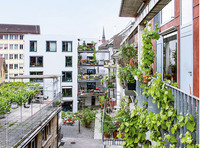 <p>Wie können die elementaren Bedürfnisse nach Rückzug und Interaktion im dichter werdenden Wohnumfeld berücksichtigt werden? Wie nehmen Bewohnerinnen…</p>