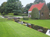 <p>Er suchte nie nach dem spektakulär Neuen. Vielmehr war er bestrebt, die erprobten Traditionen europäischer Gartenkunst in angemessener Weise…</p>