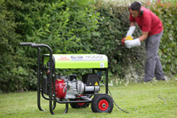 <p>Portable Stromerzeuger versorgen Grünprofis mit Energie, wenn diese am Einsatzort ihrer Elektrowerkzeuge kein Stromnetz vorfinden. Zeitgemässe…</p>