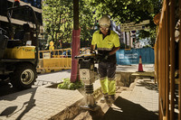 <p>Noch fehlen ein paar Bausteine, um völlig abgasfreie Bauprojekte im grünen Bereich umzusetzen. Aber manche Gartenbaubetriebe haben schon wichtige…</p>