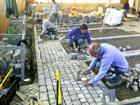 <p>Pflästerer arbeiten mit den Garten- und Landschaftsbauern Hand in Hand, oft Schulter an Schulter. Fachleute aus beiden Berufssparten sind sich einig:…</p>