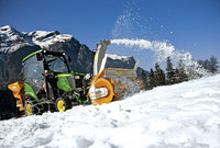 Wendige Allrounder im Winterdienst <p>Beim Winterdienst haben kompakte Traktoren ihren grossen Auftritt in Städten und Gemeinden. Auf schmalen Strassen und Gehwegen können die schlanken,…</p>