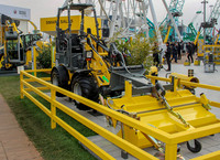 <p>Radlader müssen nicht sehr gross und schwer sein, um die Mindestanforderungen auf der Baustelle zu erfüllen. Zur bauma 2019 brachten die Hersteller…</p>