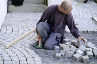 <p>Natursteinbeläge haben derzeit Konjunktur. Sie heben sich ab von Belägen aus normierten Werkstoffen und ermöglichen eine individuelle Gestaltung. Es…</p>