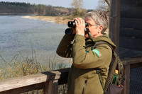 <p>In verschiedenen Naturschutzgebieten sind Rangerinnen und Ranger im Einsatz. Barbara Hauschel ist Teamleiterin des Rangerdienstes des Naturzentrums…</p>