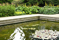 <p>Formal gestaltete Teiche zeichnen sich durch scharfe geometrische Konturen aus.</p><p>Es entsteht ein Spannungsfeld zwischen dem bewegten Element Wasser und…</p>