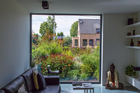 <p>Wer hat das schon, noch dazu mit monatlich wechselndem Ensemble. Wo anderen Hausbesitzern Blumen auf der Fensterbank ausreichen, steht hier die…</p>