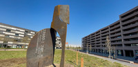 Basel: Mehr Grün und Kunst auf dem Erlenmattareal <p>Die Stadtgärtnerei gestaltete das «Im Triangel» auf dem Erlenmattareal um. Die Mitte der Grünanlage ist neu geprägt von der Skulptur «Kentaur» von…</p>