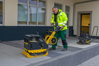 <p>Grossformatige Naturstein- und Betonelemente für Pflaster und Plattenbeläge erfordern spezielle Techniken beim Einbauen und Einrütteln. Über die…</p>