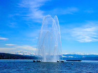 <p>Eine Fontäne ist besonders eindrucksvoll, wenn der Wind den aufrecht sprühenden Wasserstrahl in Gischt und Sprühnebel zerlegt und vor sich hertreibt.…</p>