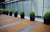 <p>Als Bodenbelagsmaterial</p><p>im Freiraum kommen neben Naturstein, Beton, Asphalt, Kies und Splitt auch Werkstoffe aus Metall in Frage. In diesem Beitrag…</p>