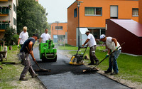 <p>Am häufigsten wird Asphalt als Strassenbelag verwendet. Einsatzmöglichkeiten gibt es aber auch im Gartenbau, sei es bei der Gestaltung von Wegen,…</p>