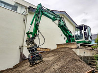 <p>Anbauverdichter für den Bagger sieht man auf vielen Baustellen im Erd-, Tief-, Kanal- und Strassenbau. Auch im Gartenbau können Maschinisten damit…</p>