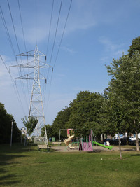 Green Line – Stadtgrün unter der Starkstrom-Hochspannungsleitung <p>Wird es wirklich eng in der Stadt, werden auch gewöhnungsbedürftige Grünraumideen Realität. Ein Beispiel dafür ist der Green-Line-Linear-Park in…</p>