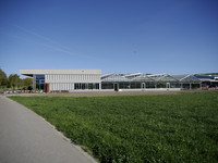 <p>Mit dem Neubau am Oeschberg gehen neue Gewächshäuser, Schulräume und ein Blumenladen in Betrieb. Die Anlage bündelt die Ausbildung am Standort und…</p>