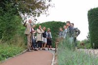 <p>Gartenkultur, Afternoon-Tea, «Meet the Locals» sowie Sex, Drugs &amp; Rock’n’Roll wurden versprochen, das meiste gehalten. Im August unternahm Erwin…</p>