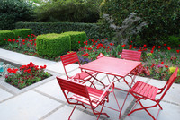 <p>Farbige Möbel und Accessoires sind dekorative Glanzpunkte. In bunten Tönen erzeugen diese attraktiven Details ein lebhaftes Bild und lassen den Garten…</p>